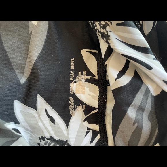 Aerie sport leggings. Very comfy and unique pattern - Picture 2 of 4